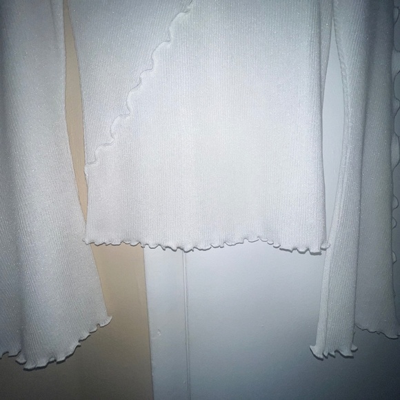 H&M | NWOT White Long Sleeve Top with Lettuce Trim and Flared Arm Sleeves - Picture 4 of 5